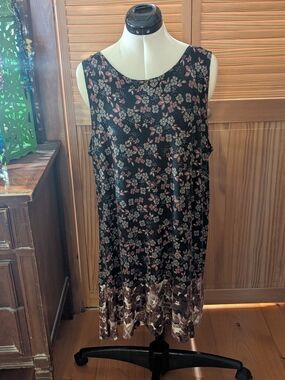 Pretty Floral Sleeveless Shift Dress in Black, Tan and Brown